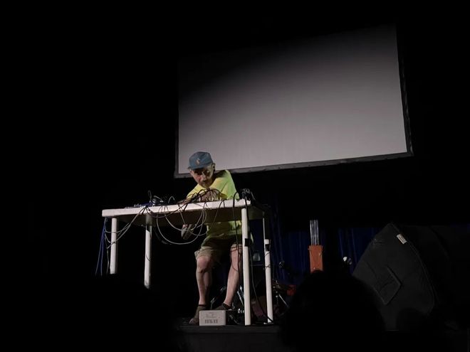 年亏近百万一个高中辍学生的实验音乐乌托邦pg电子试玩网站免费案例｜“你和我”：三(图9)
